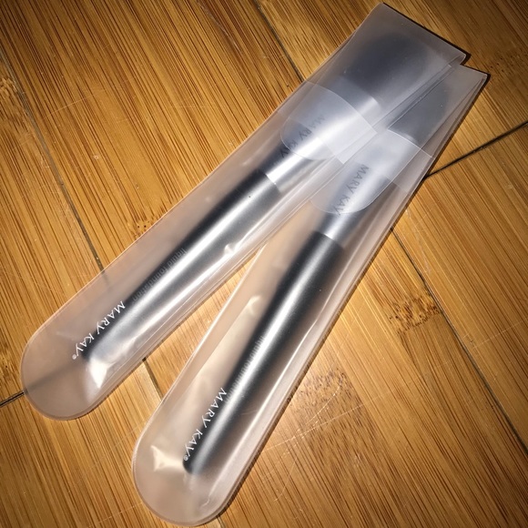 Brand New Mary Kay Liquid Foundation Brush - Picture 1 of 3
